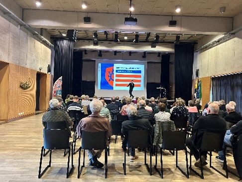 Foto van zaal vol geïnteresseerde inwoners die luisteren naar het verhaal van Reinaert Van de Cruys